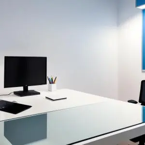 MODERNES B&Uuml;RO MIT SCHREIBTISCH UND MONITOR