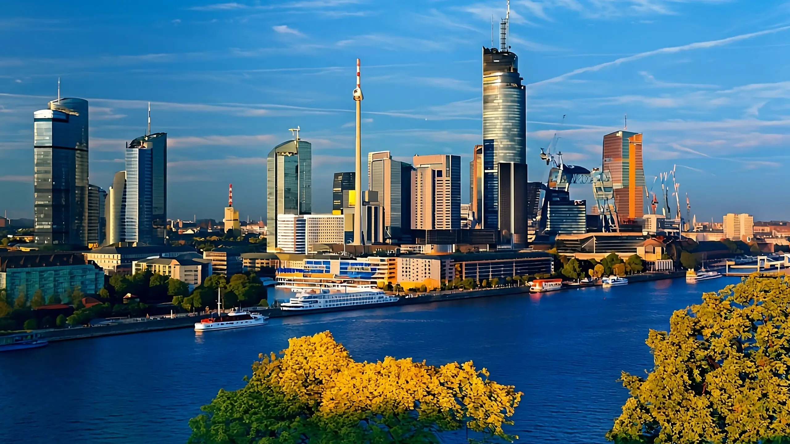 EINE SKYLINE DER STADT MIT EINEM GEW&Auml;SSER